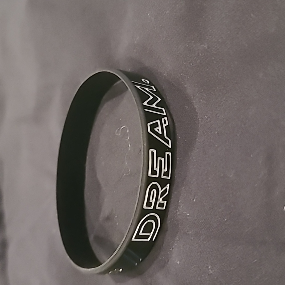 ❤️10/$13 New thick rubber inspirational bracelet DREAM unisex